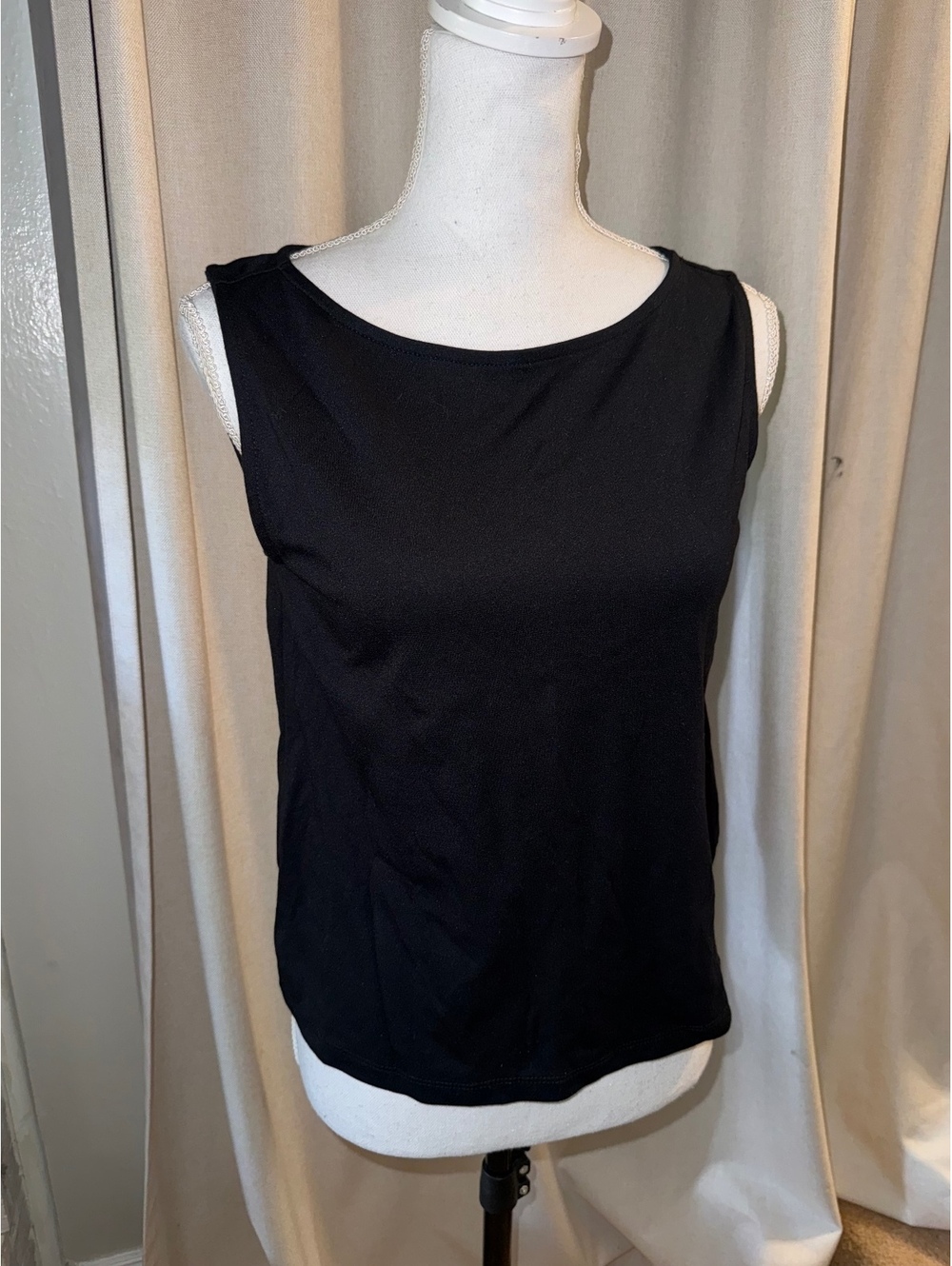 Tahari Black Sleeveless Blouse Top – Size Small